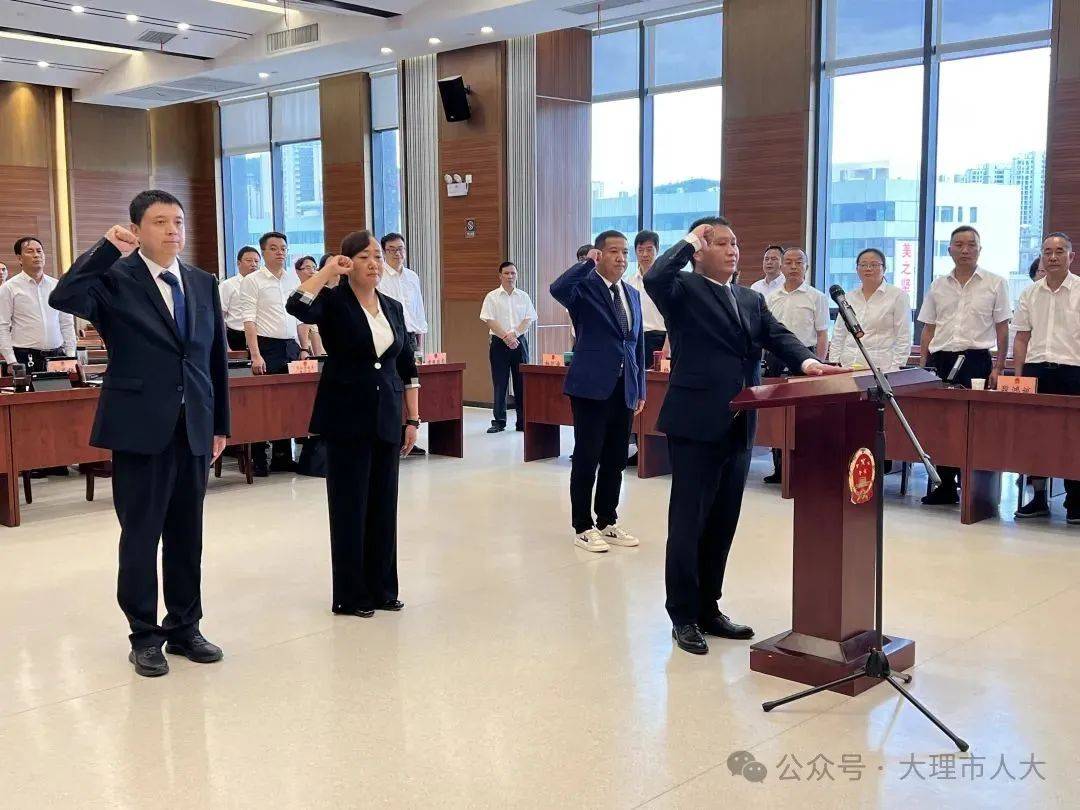 市十届人大常委会第三十二次会议举行