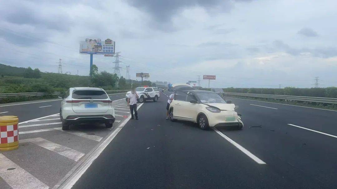 错过高速路出口强行变道险酿“祸”