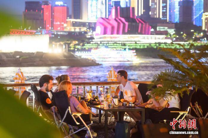 重庆一桥下空间变身滨江“落日餐厅” 吸引中外游客打卡