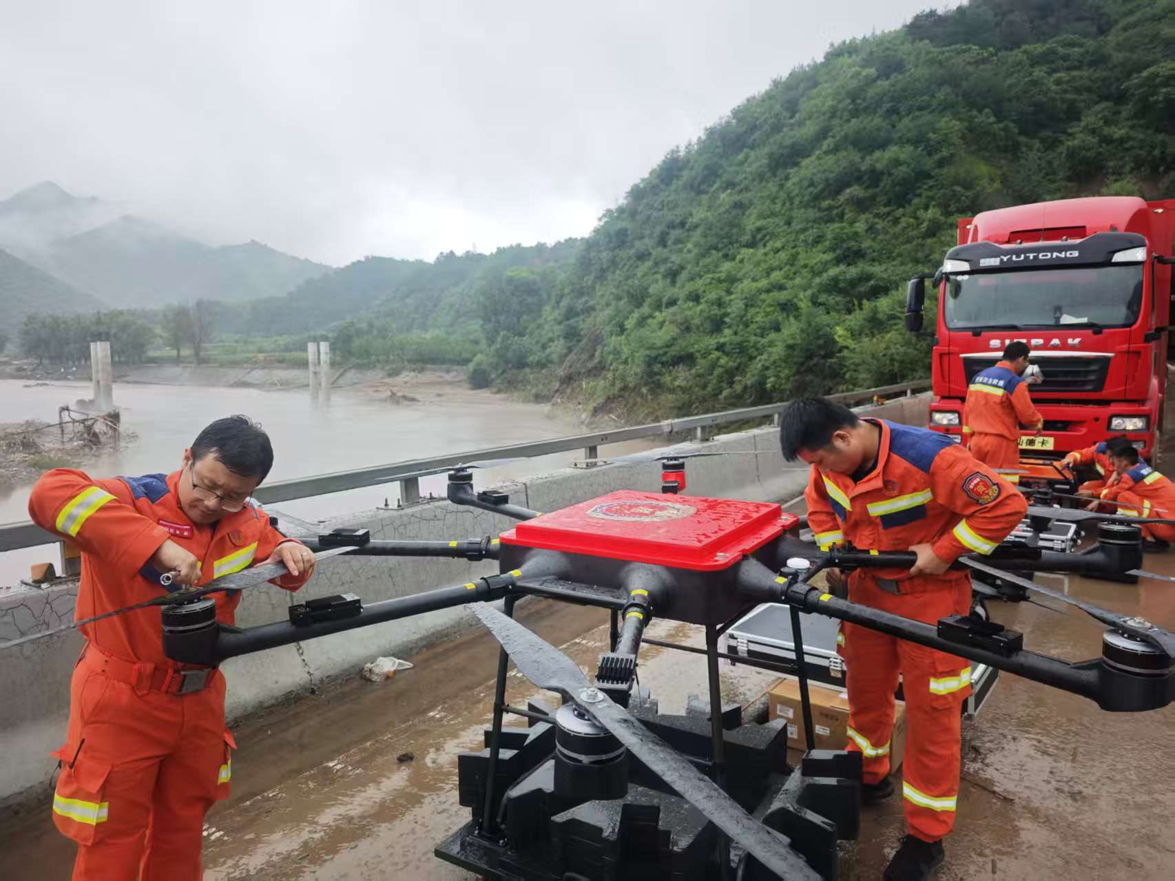 9架无人机为怀柔区琉璃庙镇受灾村空投物资