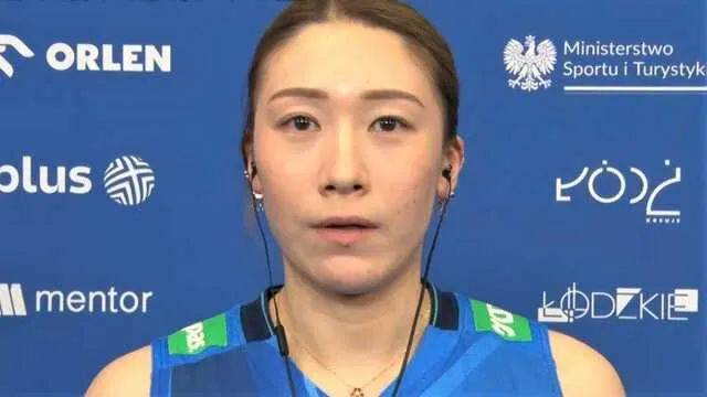 日本女排惜败波兰，石川真佑泪洒赛场，主帅阿克巴什展望未来改进
