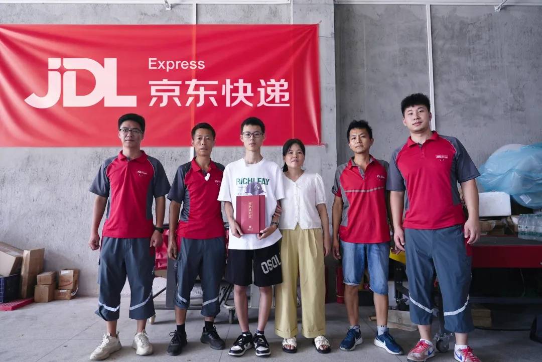 JD.com：快递员和全职乘车的孩子被大学录取，他