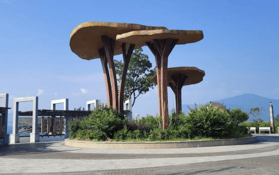 一尊灵芝雕塑映入眼帘,菌盖舒展如祥云,菌柄挺拔似玉柱,恰如旌德人