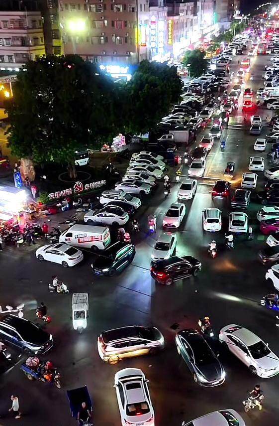 东莞市民吐槽：过马路全靠经验，路口成"停车场"；部门回应：半月内将有改善丨记者帮·身边事