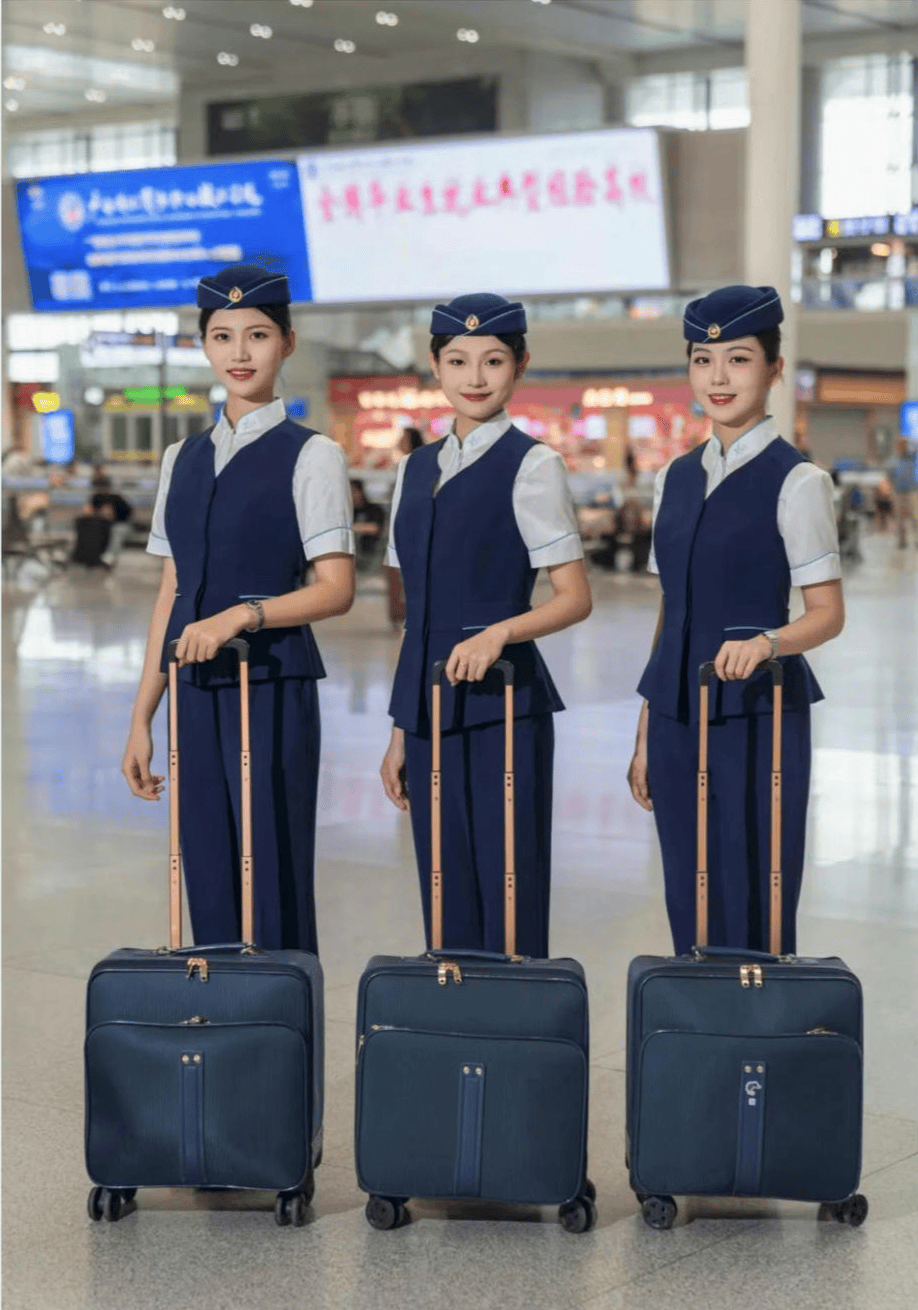 山东航空宣布换装：空姐可自选裤装或过膝裙，平底鞋取代高跟鞋！网友建议取消短裙丝袜等