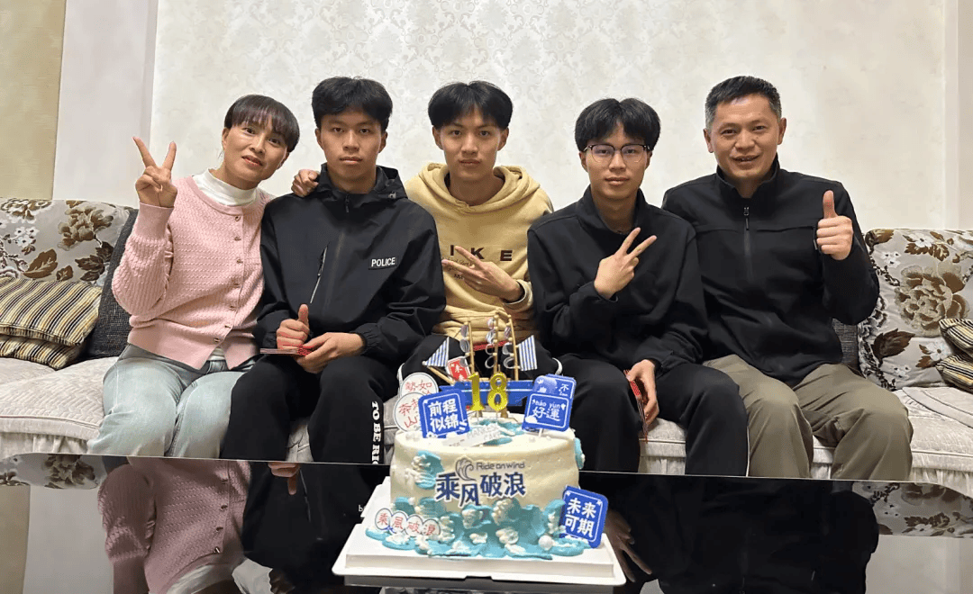 所有三胞胎兄弟都去享有声望的学校，以及网络