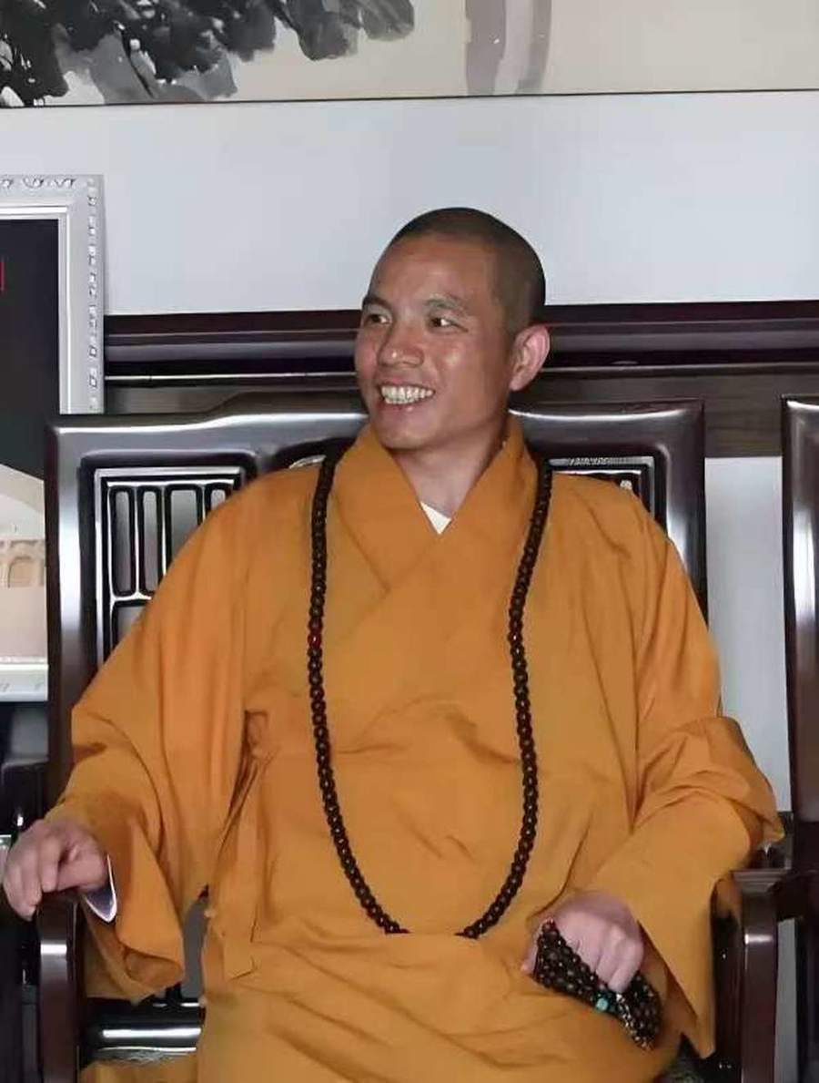 少林寺新住持印乐法师会开挖掘机！周围村民：他经常带弟子农作，腊八节亲自施粥
