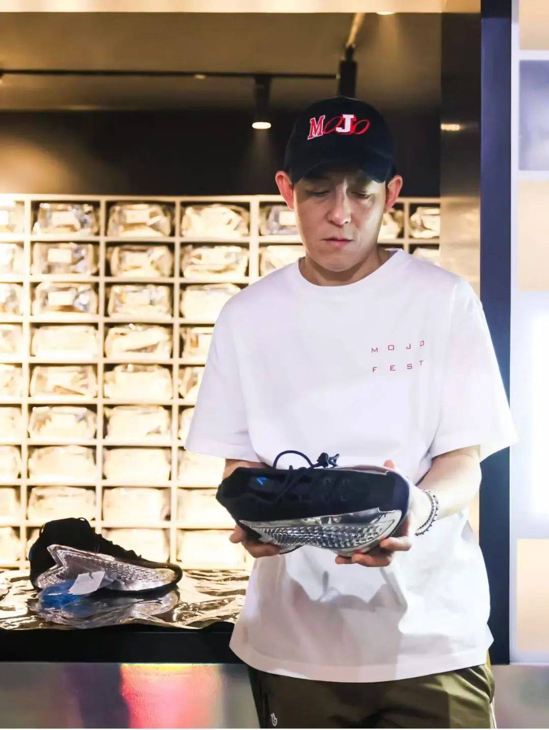 陈冠希深夜晒出 clot x adidas ae1联名实物!