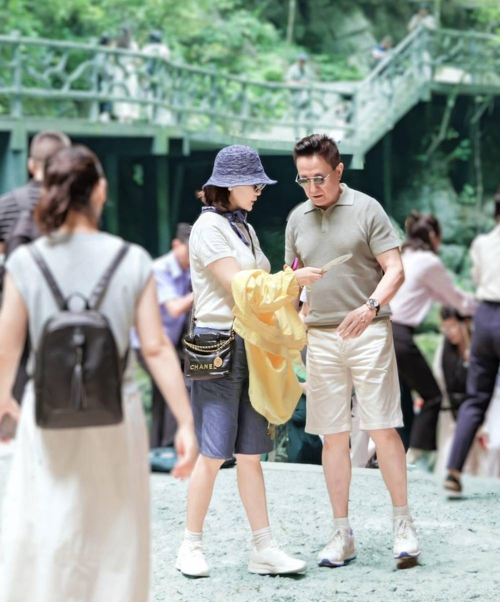 70岁张志坚和老婆游屏山峡谷张萍的气质超好夫妻俩都不显老态