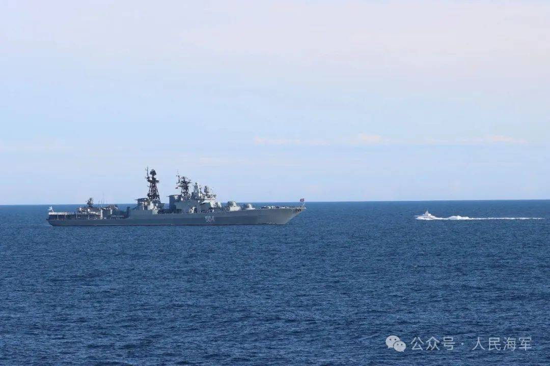 中俄舰艇编队完成海上科目演练转入海上联合巡航