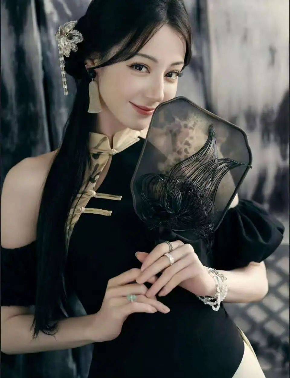 33岁迪丽热巴旗袍造型火上热搜,网友:她的美,还是太权威了!