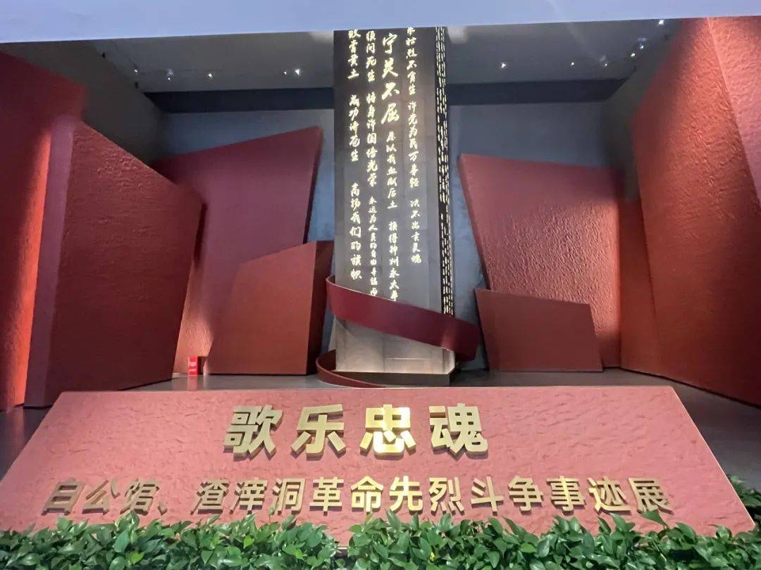 实践队员在参观学习在纪念馆和烈士陵园内,陈列的物品充分诠释了革命