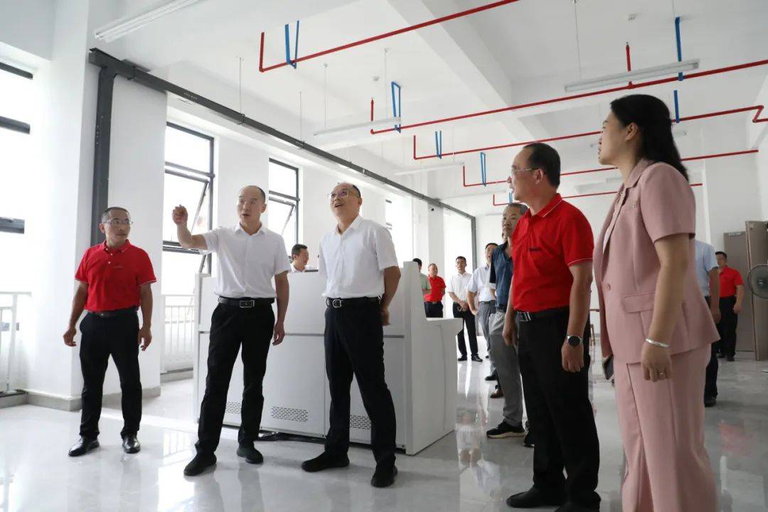 林先丁向吴茂生书记详细汇报了东部校区的建设情况和启用前期准备工作