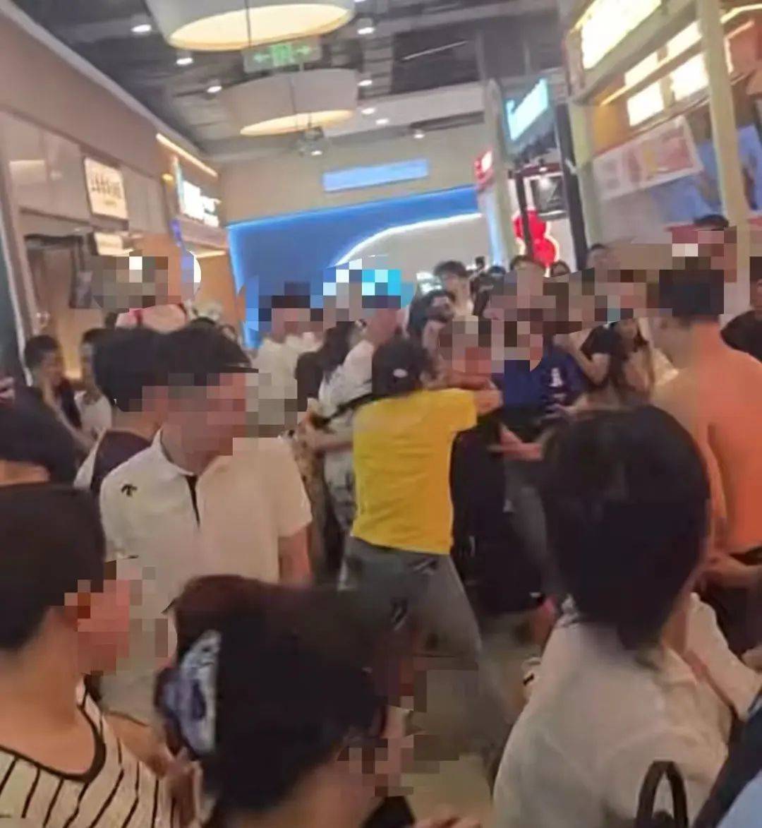扬州一商场被曝多人互殴，“有男有女有人倒地”，商家：疑因拌嘴打起来，有警察到场
