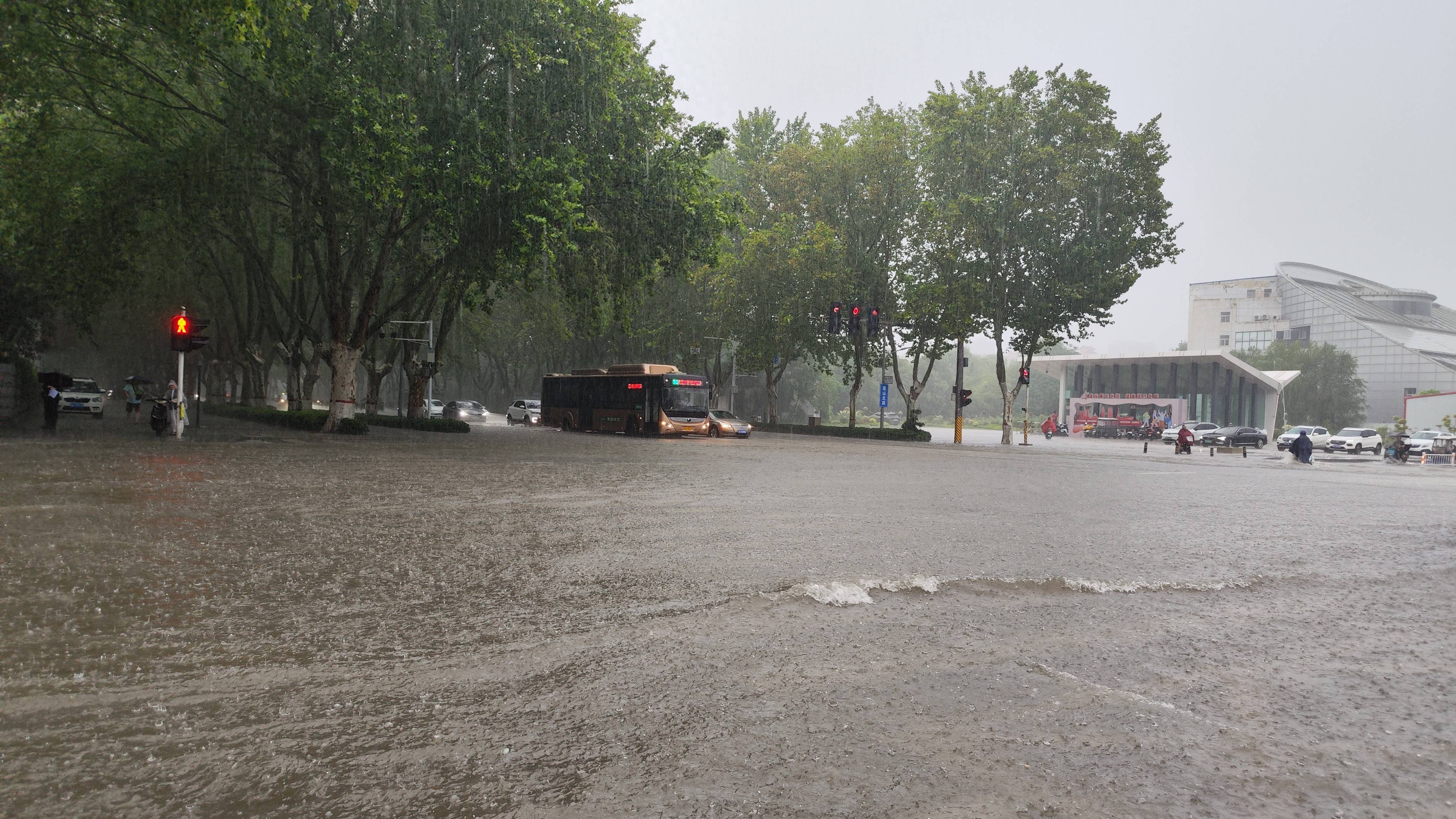 郑州市气象台发布中原区暴雨红色预警信号