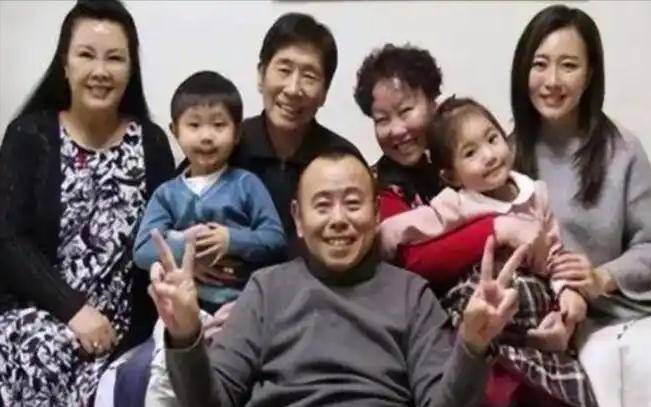 全家移民真相大白2年，享正师级待遇的潘长江，已走上另一条大道