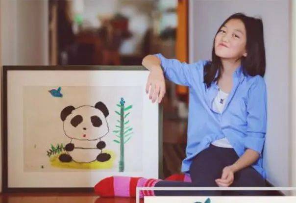 王菲19岁女儿李嫣与爸爸李亚鹏出席活动，现场近照曝光
