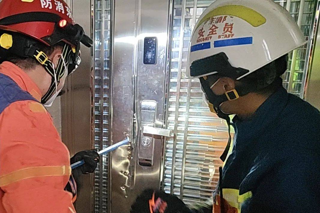 男子失联多日反锁家中，消防破门后竟然发现……