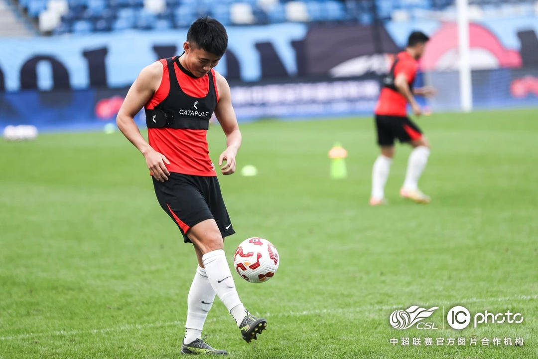 费利佩和甘超破门 成都蓉城客场2:0战胜大连英博