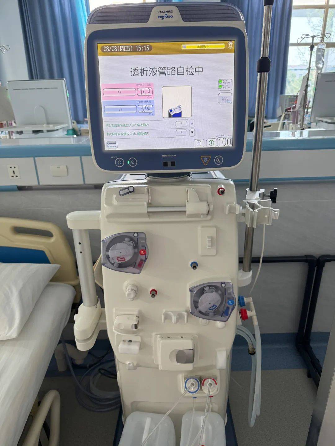 新引进的德国费森尤斯血液透析机,以其超精准的液体平衡控制系统和