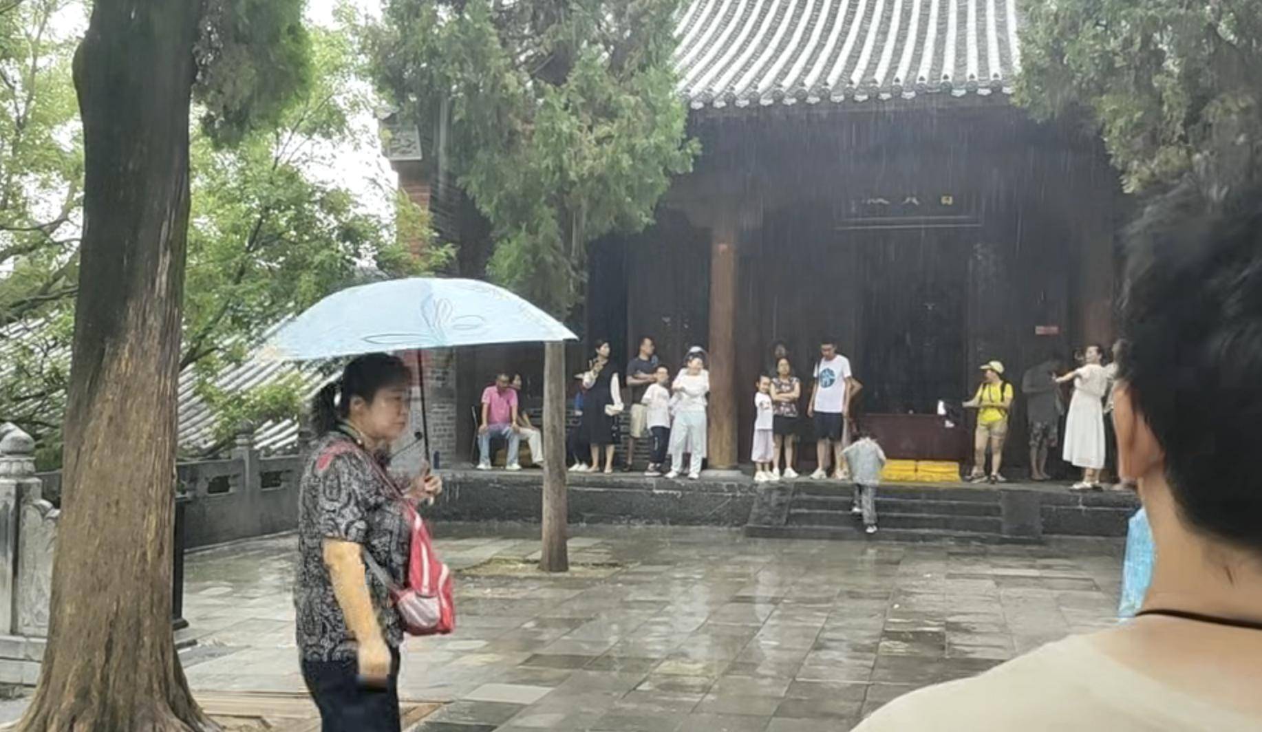 多名游客还原“风雨少林”：僧人主动邀请进殿躲雨
