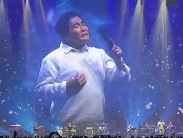 “周华健肚子”上热搜，64岁周华健因身材变化引发热议，本人曾晒“腹肌”照幽默回应