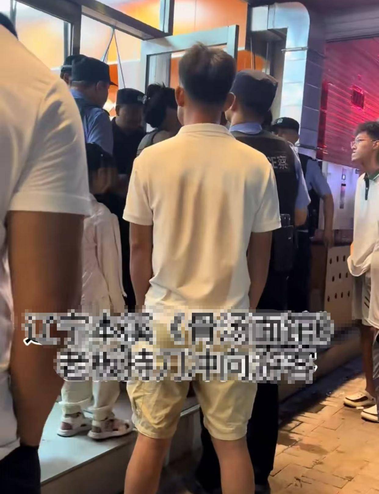 老年店员端面时手指浸入面汤，起争执后有人持刀冲出后厨；本溪警方：已处置完毕