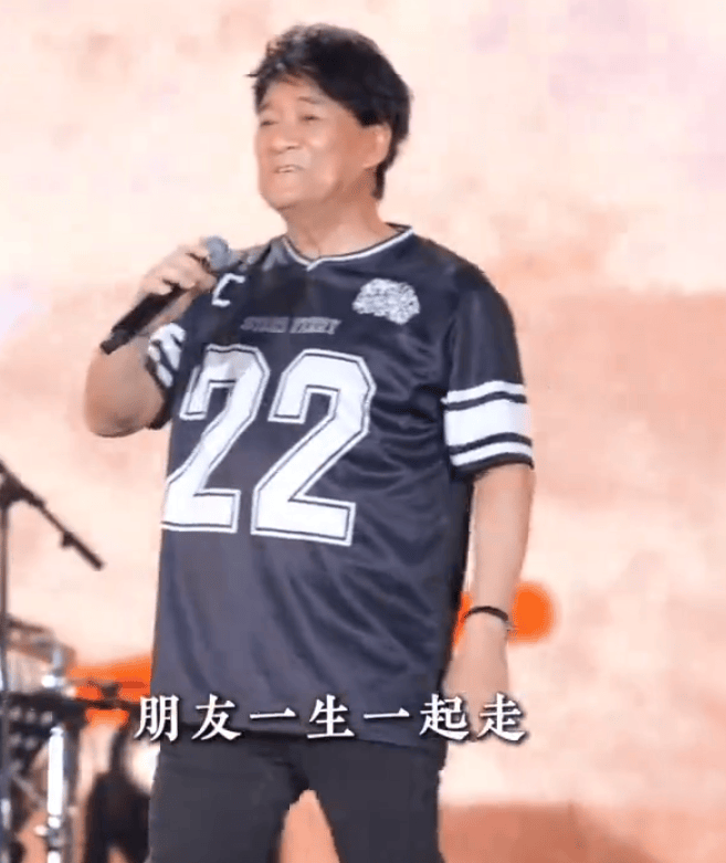 “周华健肚子”上热搜，64岁周华健因身材变化引发热议，本人曾晒“腹肌”照幽默回应