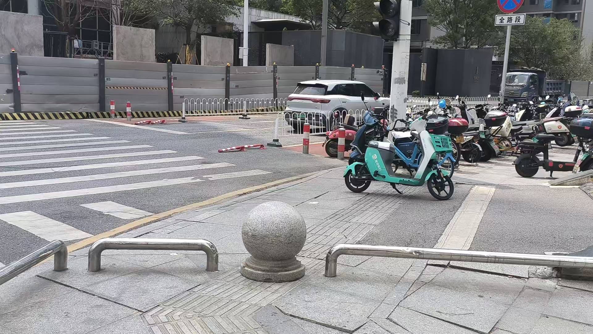 盲道通向一堵墙？记者探访长沙多处盲道被占现场！湖南已专门立法，10月1日施行