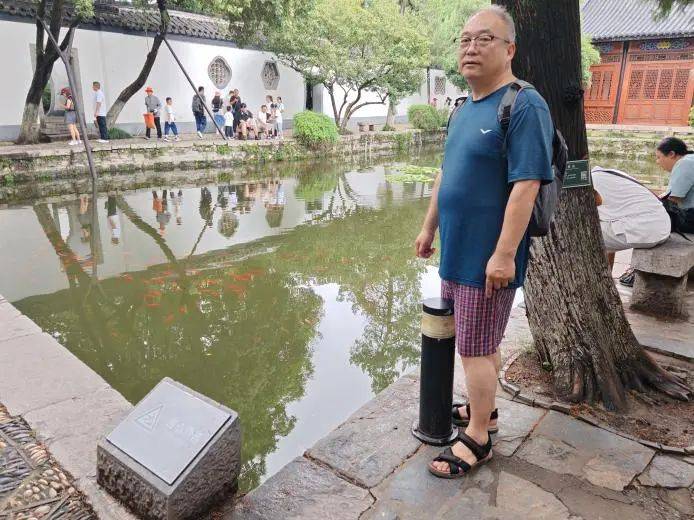 6岁女童不慎坠入两米深水池 来宁旅游的大学教师跳入水中救人