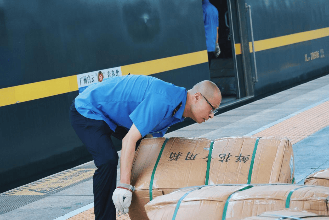 湖南衡阳:行包装卸工牛庆军用汗水守护货主托付