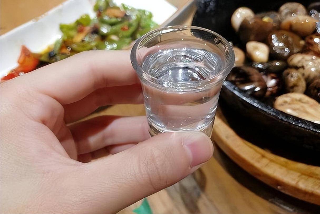 白酒再次成为关注焦点!医生提醒:血压高的人喝白酒,多留意5点