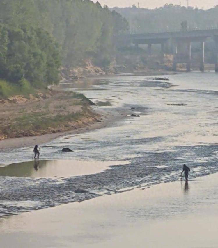 泾渭交汇处有人用金属探测器寻宝？水利局：汛期严禁进入，已派人巡查