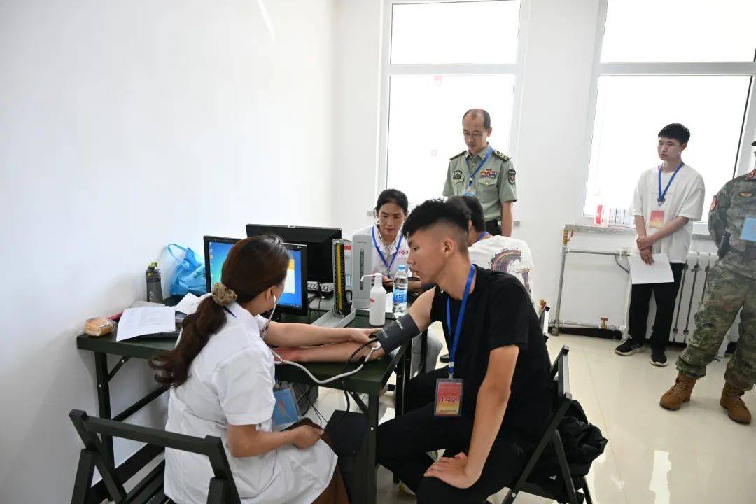 热血青年争入伍,征兵体检正当时!