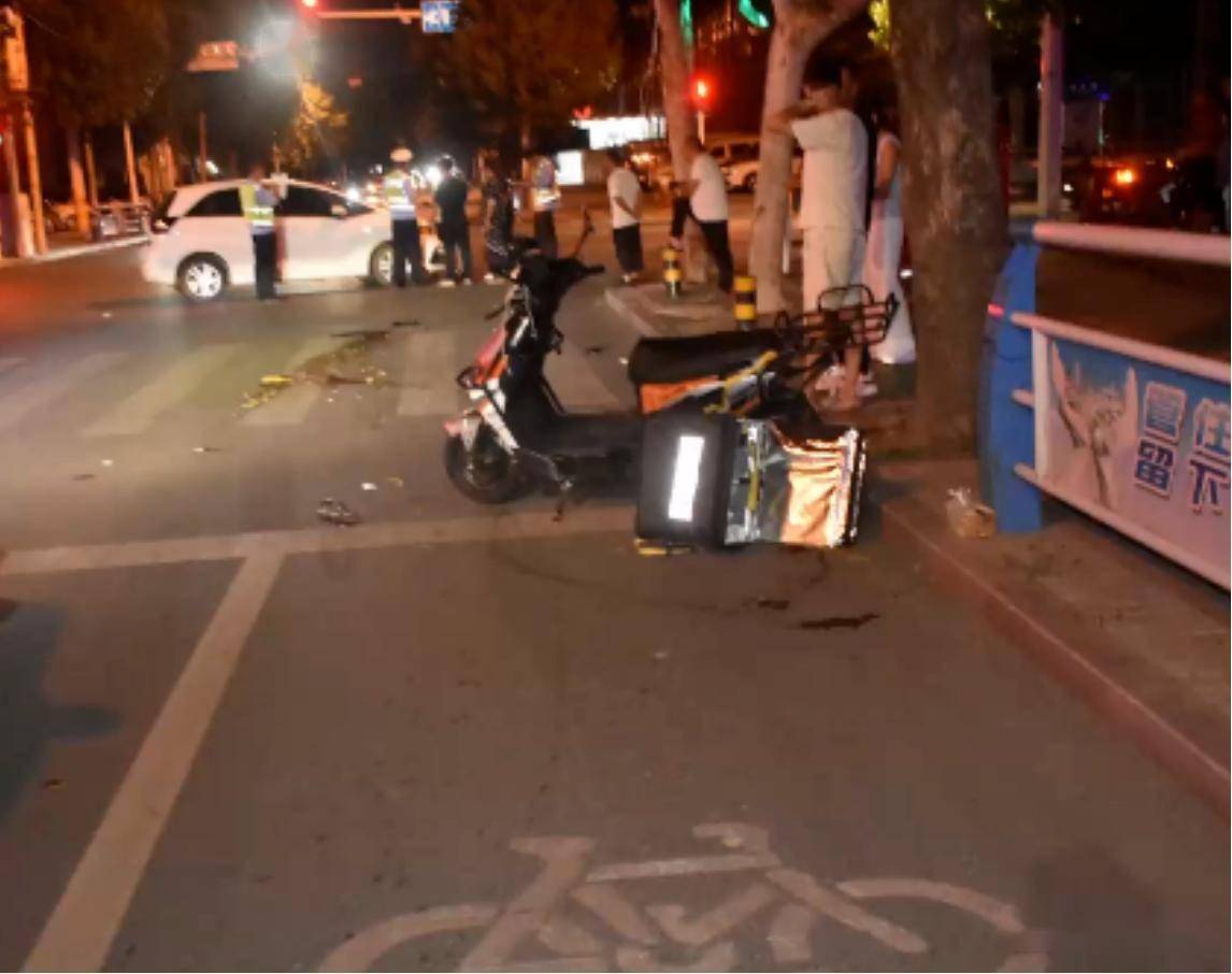 晚上9点多邹城路口突发车祸