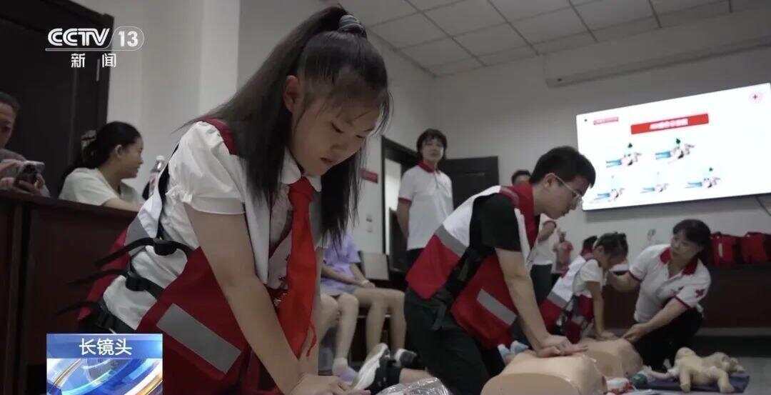 “妈妈，我能救她！”