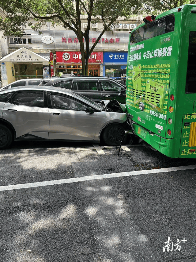 广州突发！小车撞上公交车