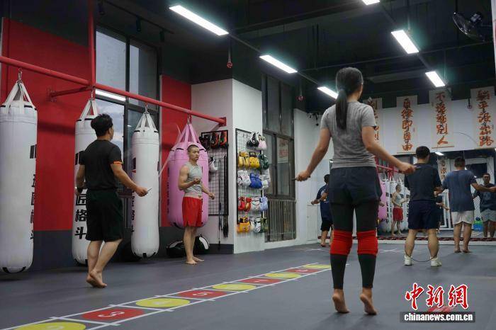 西安持续高温 民众“昼伏夜出”健身忙