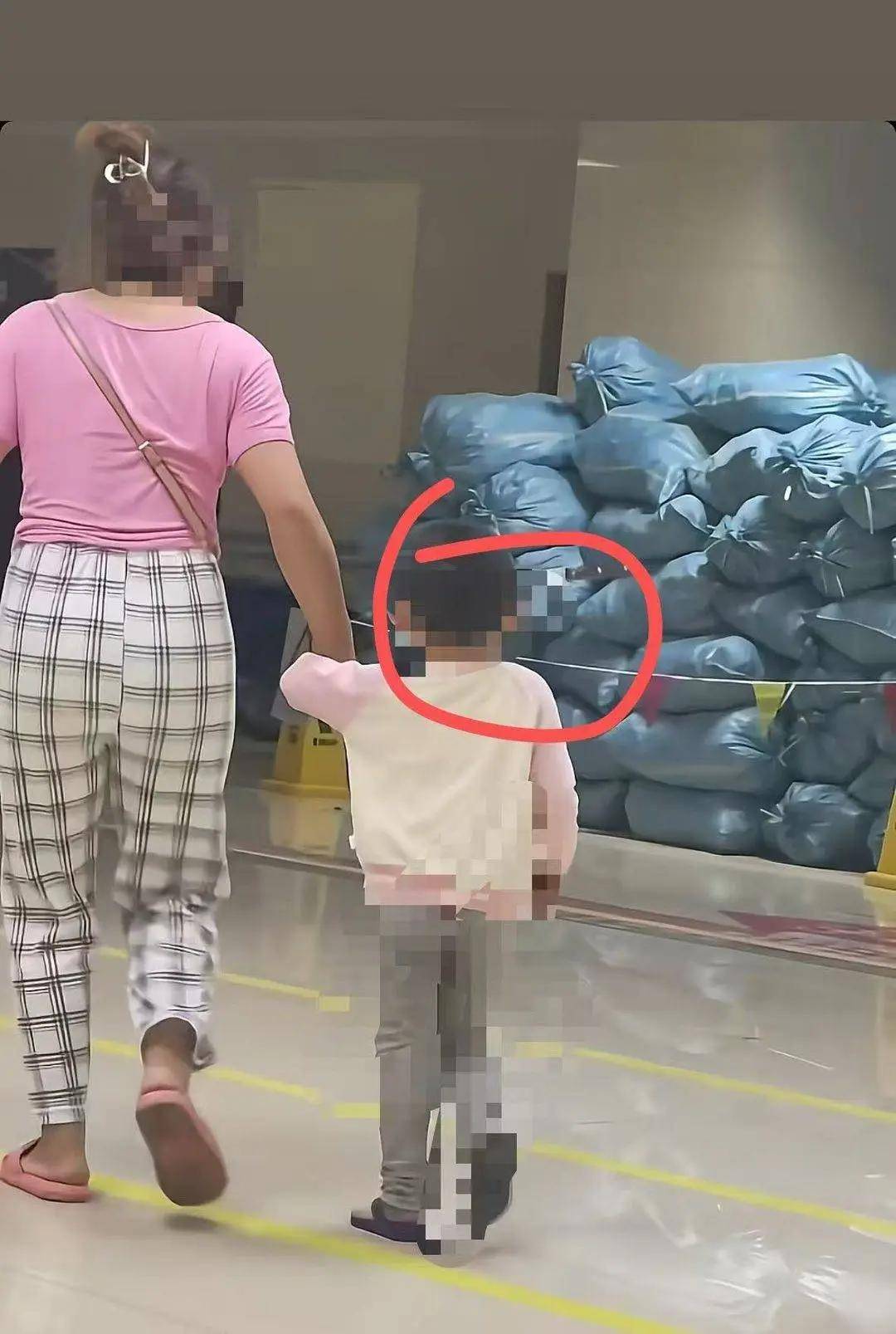云南一3岁女童“头上插刀”淡定就医，医院：已做开颅手术，成功取刀，女童身体情况稳定