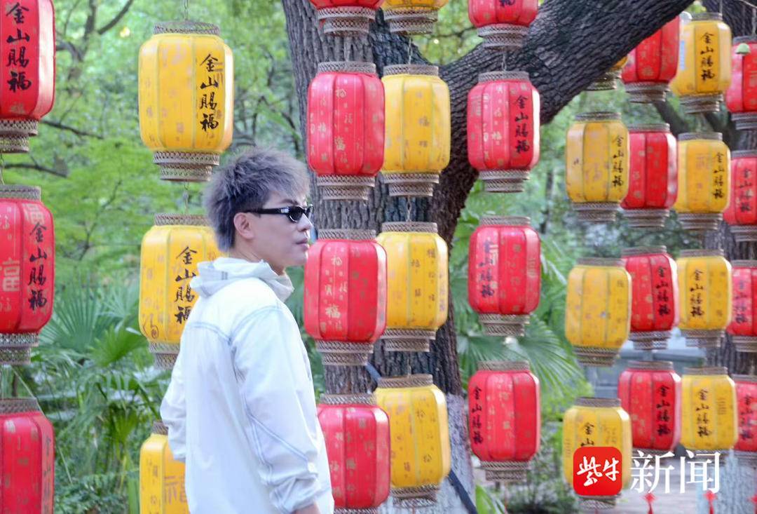 歌手胡彦斌到镇江：演唱会未开场，先畅游金山寺