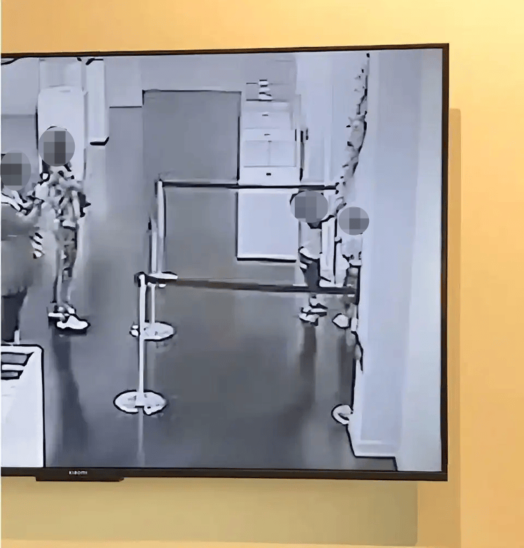 两男孩损坏展品，视频循环播12年，是否侵犯未成年人权利？