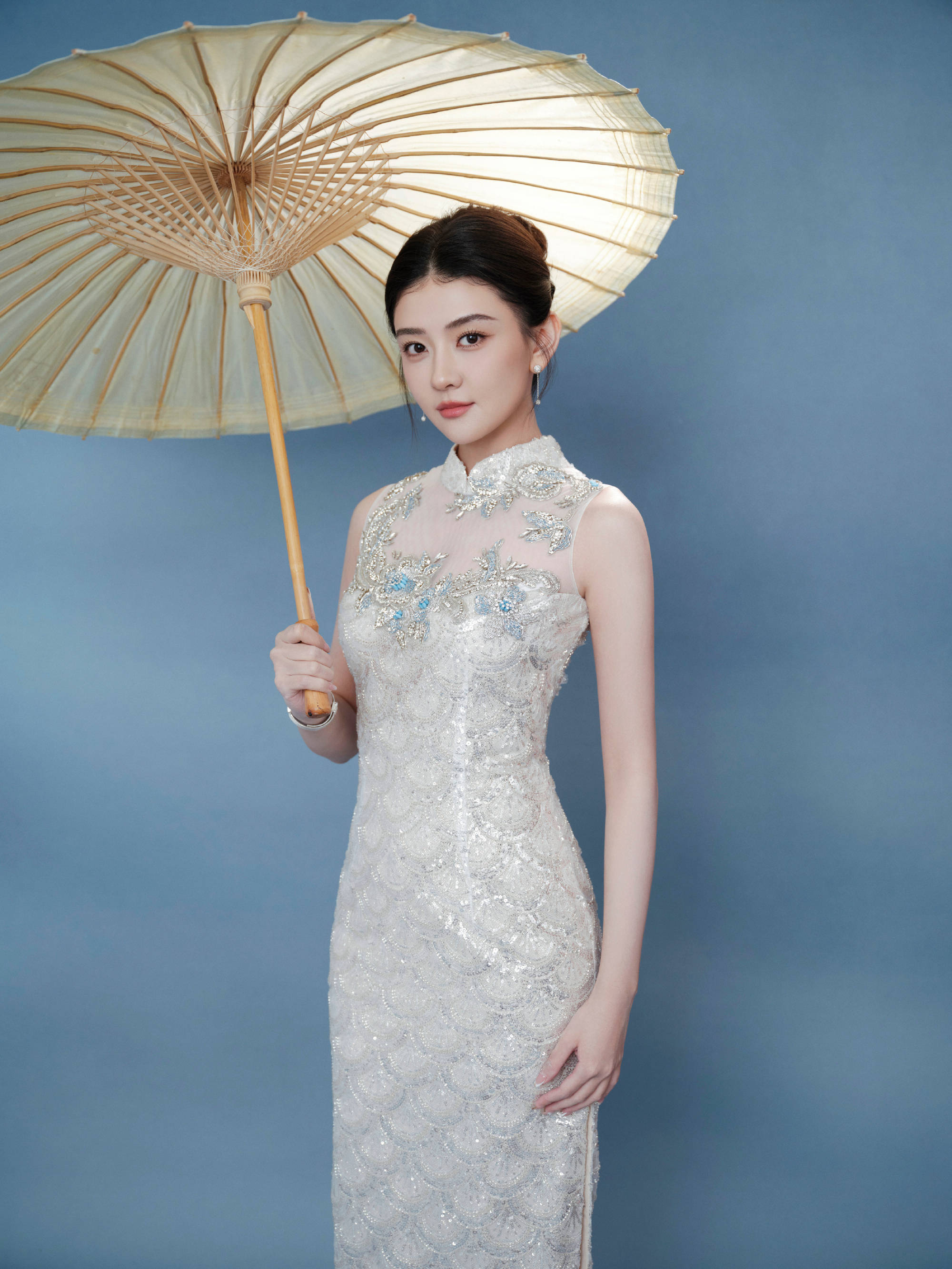 女星梁洁旗袍装造型:古韵美人,芳华绝代!