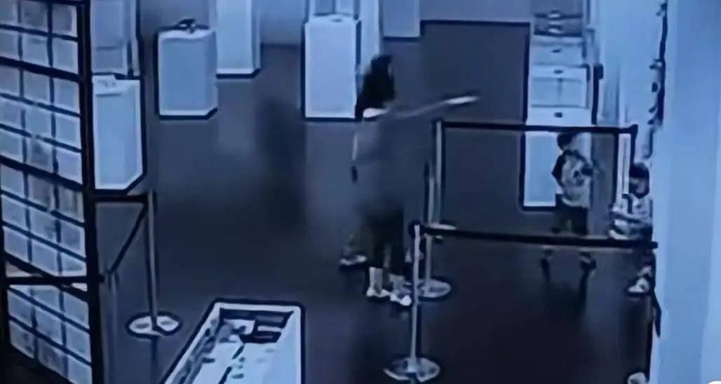 男孩掰断艺术品，被监控录下播放十二年，博物馆回应：起警示作用