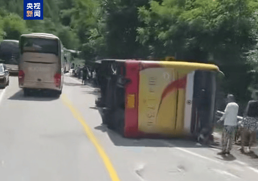 一客车侧翻致4人死亡！紧急提示→
