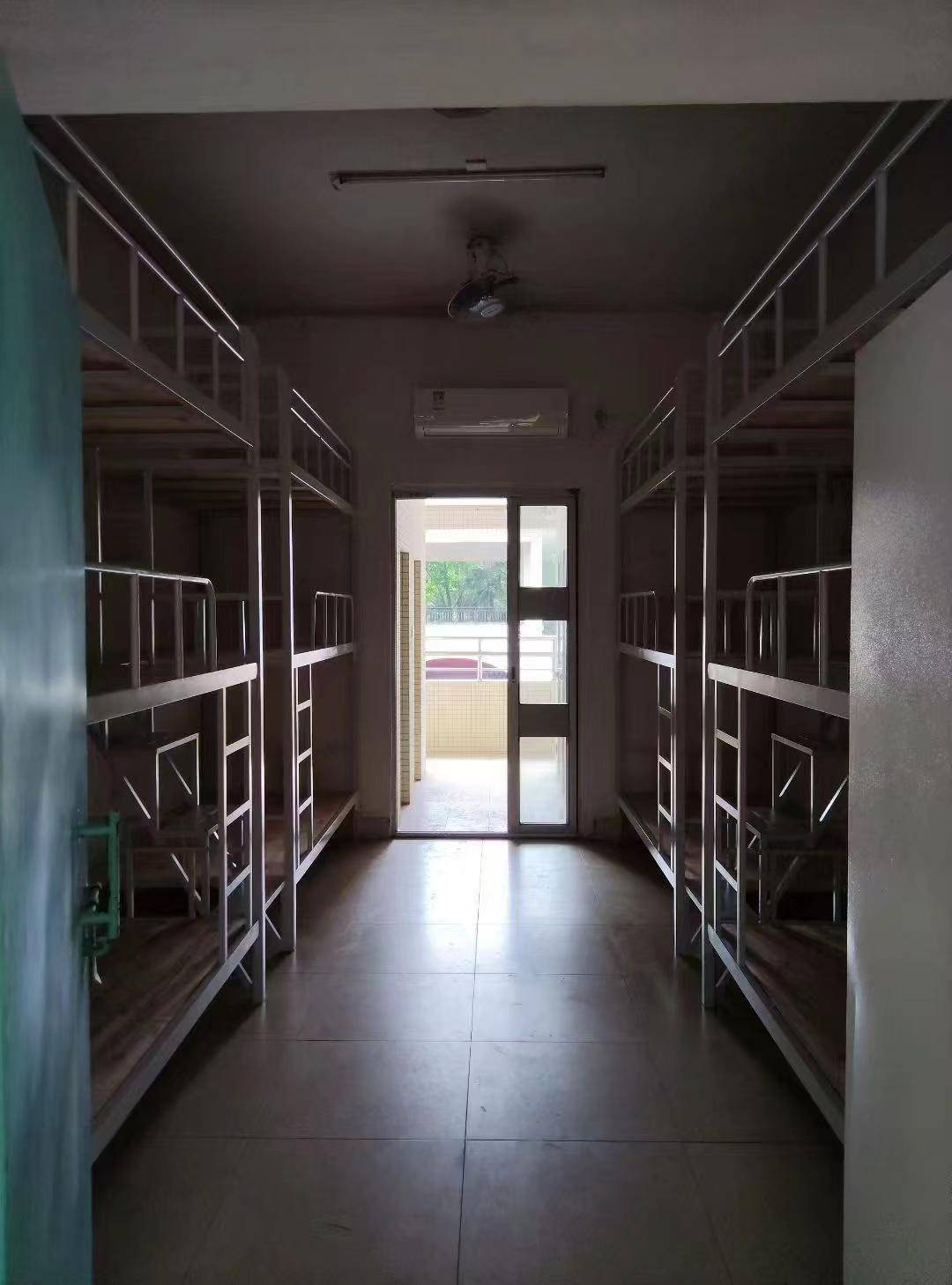东莞一学校被曝使用三层床，还将茶水间改成宿舍！校方回应