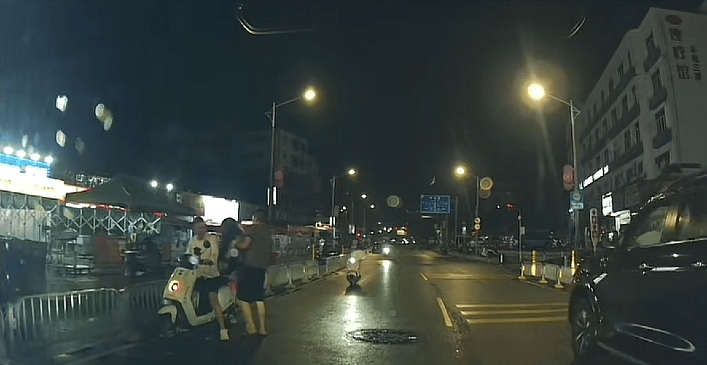 三男子凌晨街头欲将一疑似醉酒女子抬上车，路过车主及时喝止并送派出所，深圳警方回应