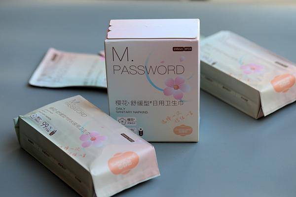 辛巴第五次宣布“退网”，其自创卫生巾品牌正陷入“致癌物”风波！