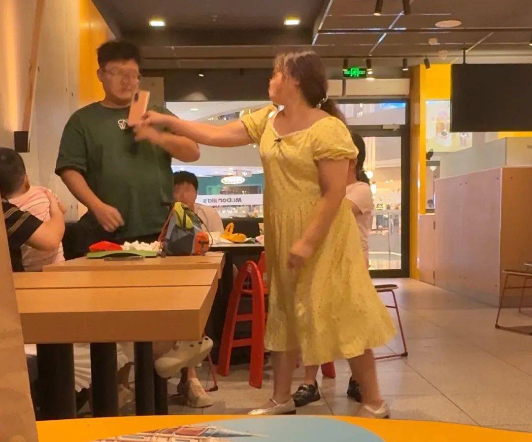 广东惠州一女子在麦当劳殴打辱骂他人，叫嚣：“我认识大把警察”，打伤工作人员赔偿后又反悔投诉