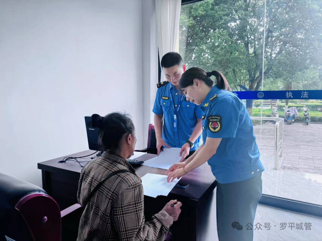云南罗平一女子拉泔水被处罚，官方：根据法规泔水未经处理不能喂猪