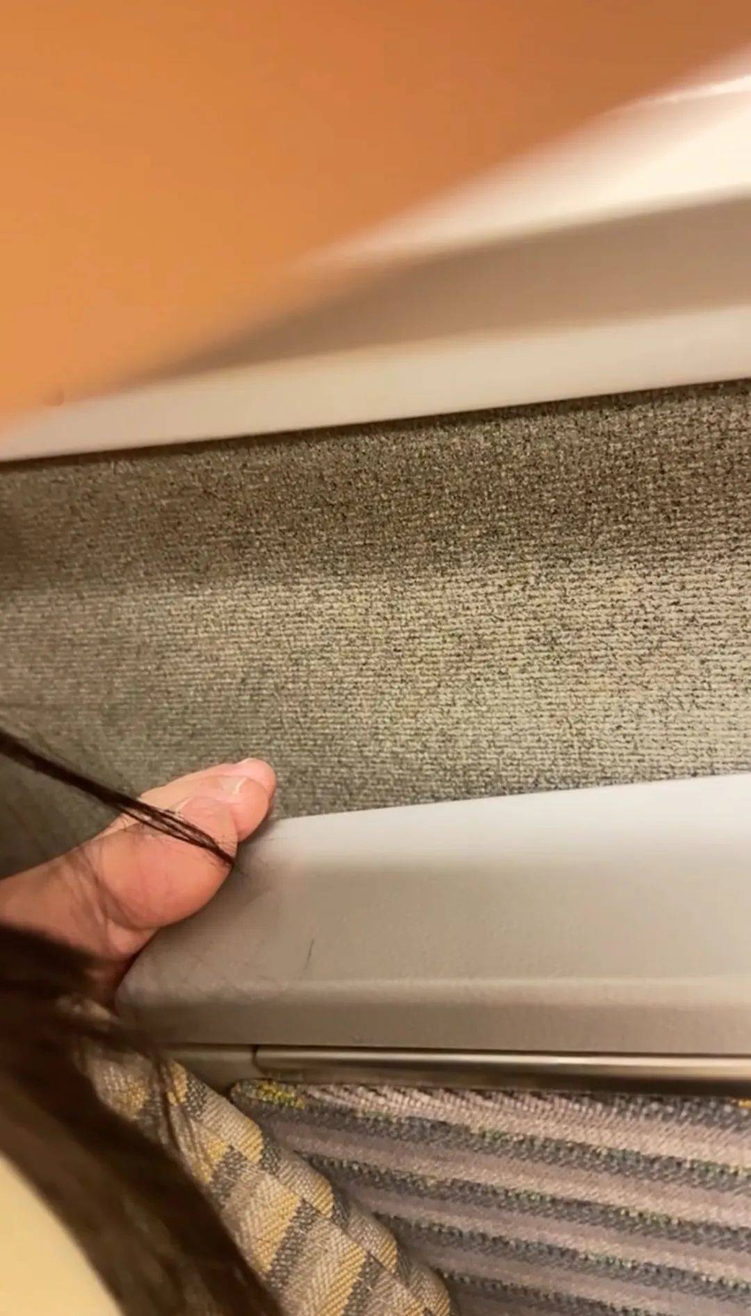 心疼！被高铁后排乘客光脚踩头发，不想正面起冲突，可扫码匿名举报